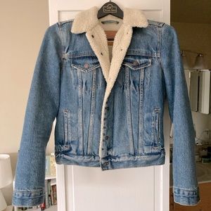 Levi’s Sherpa denim jacket - size small